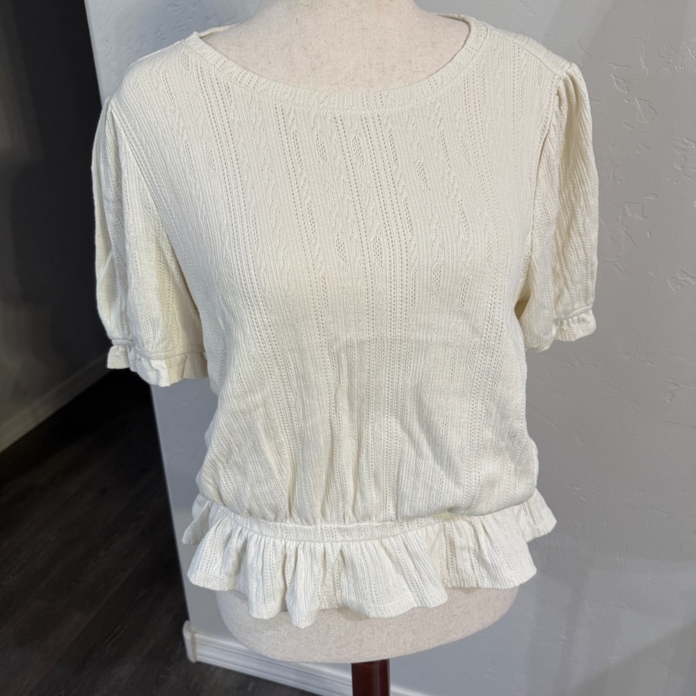 Lucky Brand Cream Textured Blouse with Puff Sleeve and a Ruffled Peplum Hem. L